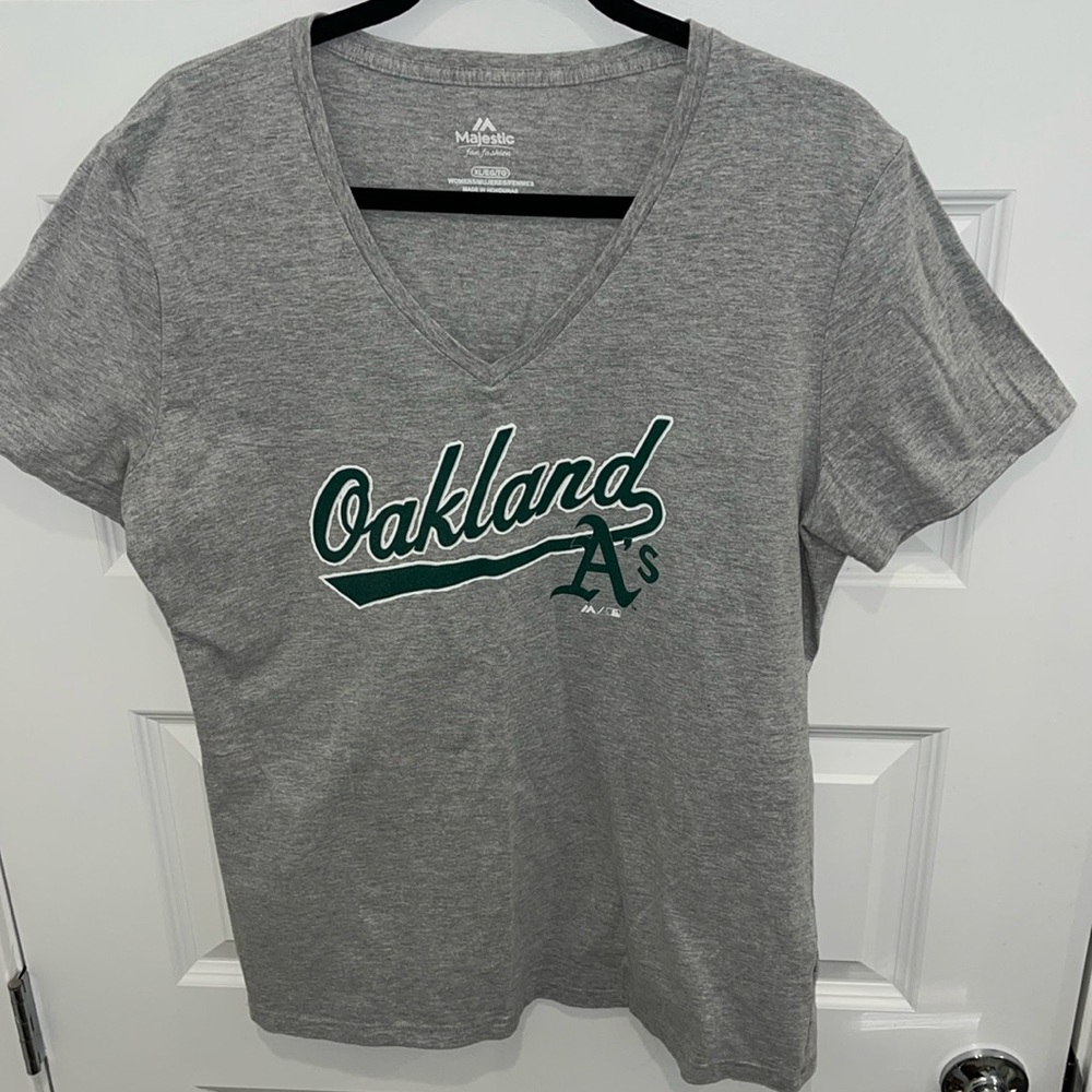 Majestic Women’s Oakland Athletics Gray V-Neck T-Shirt size XL